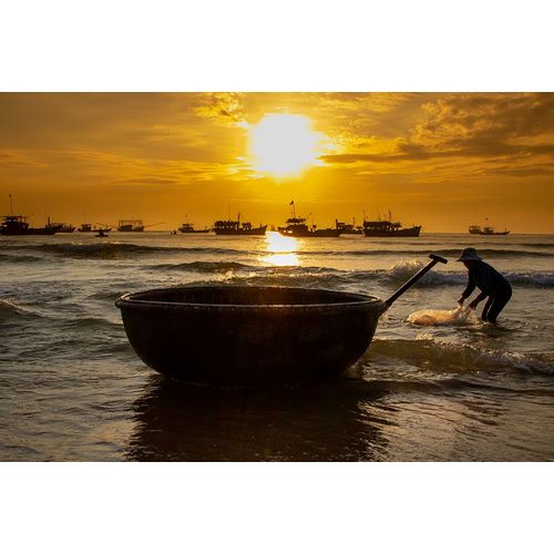 Norring, Tom 아티스트의 Vietnam-Fishermen deliver the nights catch to the beach at Hoi An작품입니다.